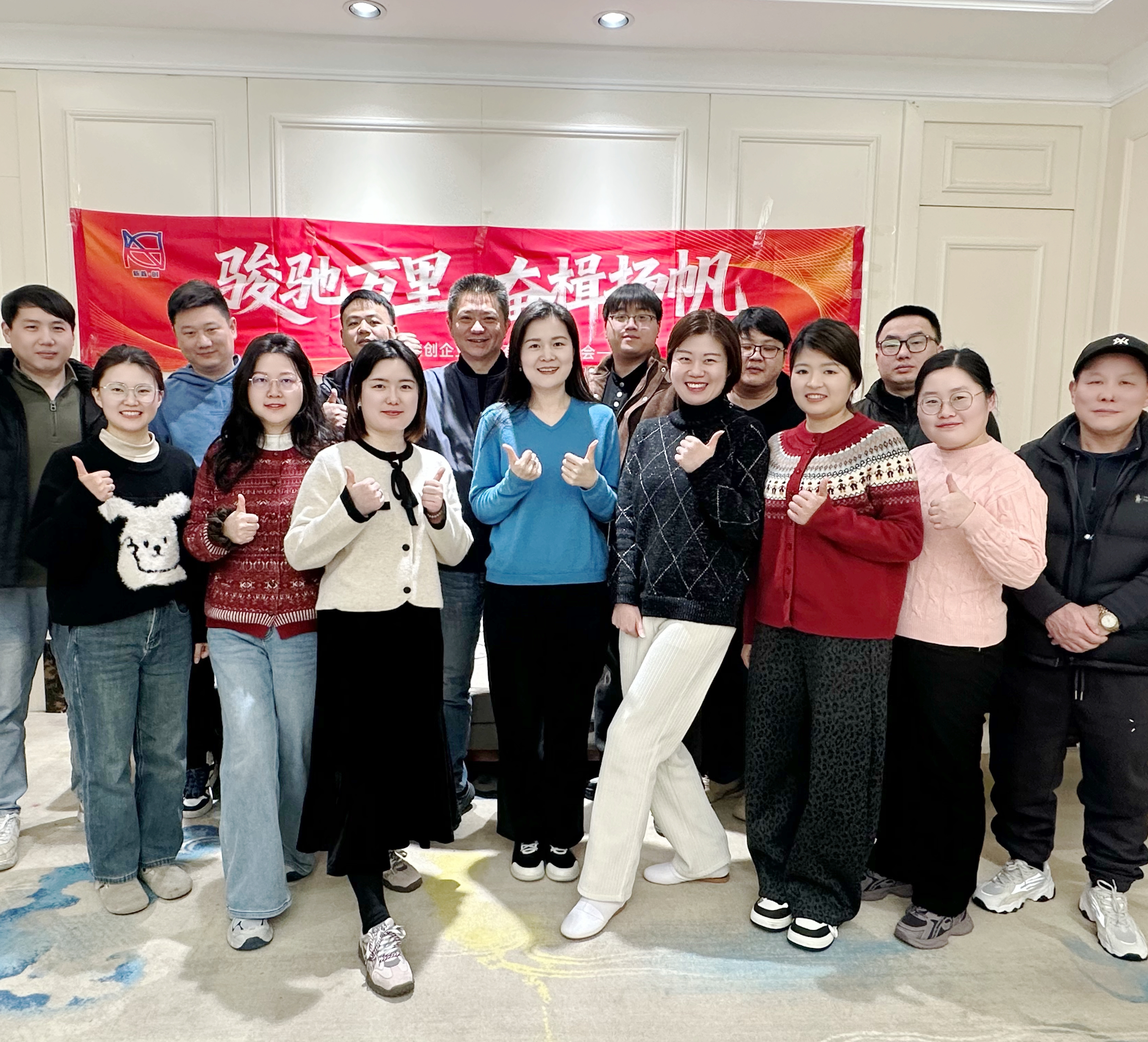 晚餐前合影2.jpg 晚餐前合影2.jpg